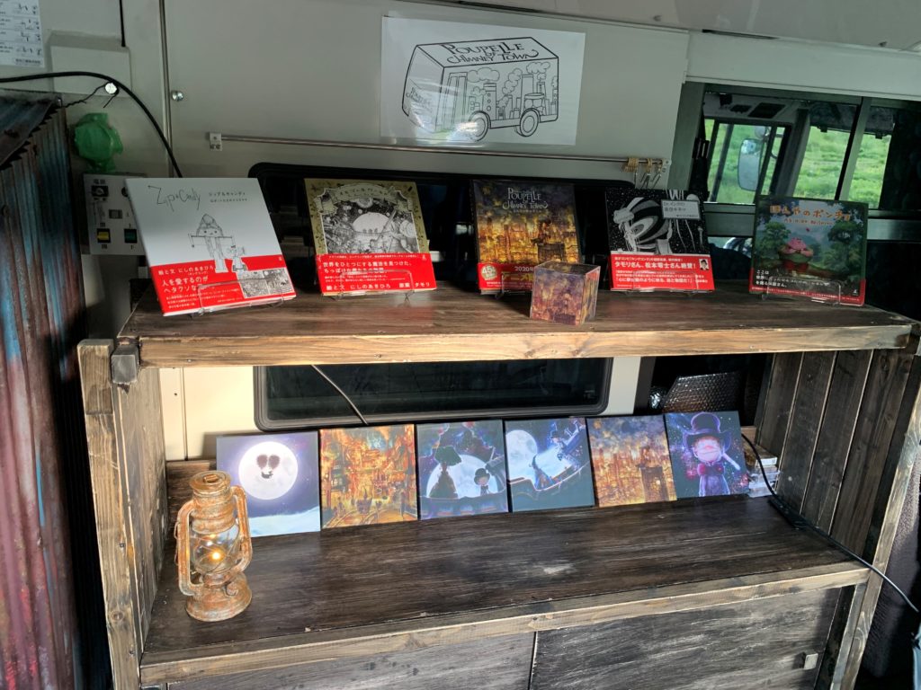 星空のプペルバス 車内陳列棚